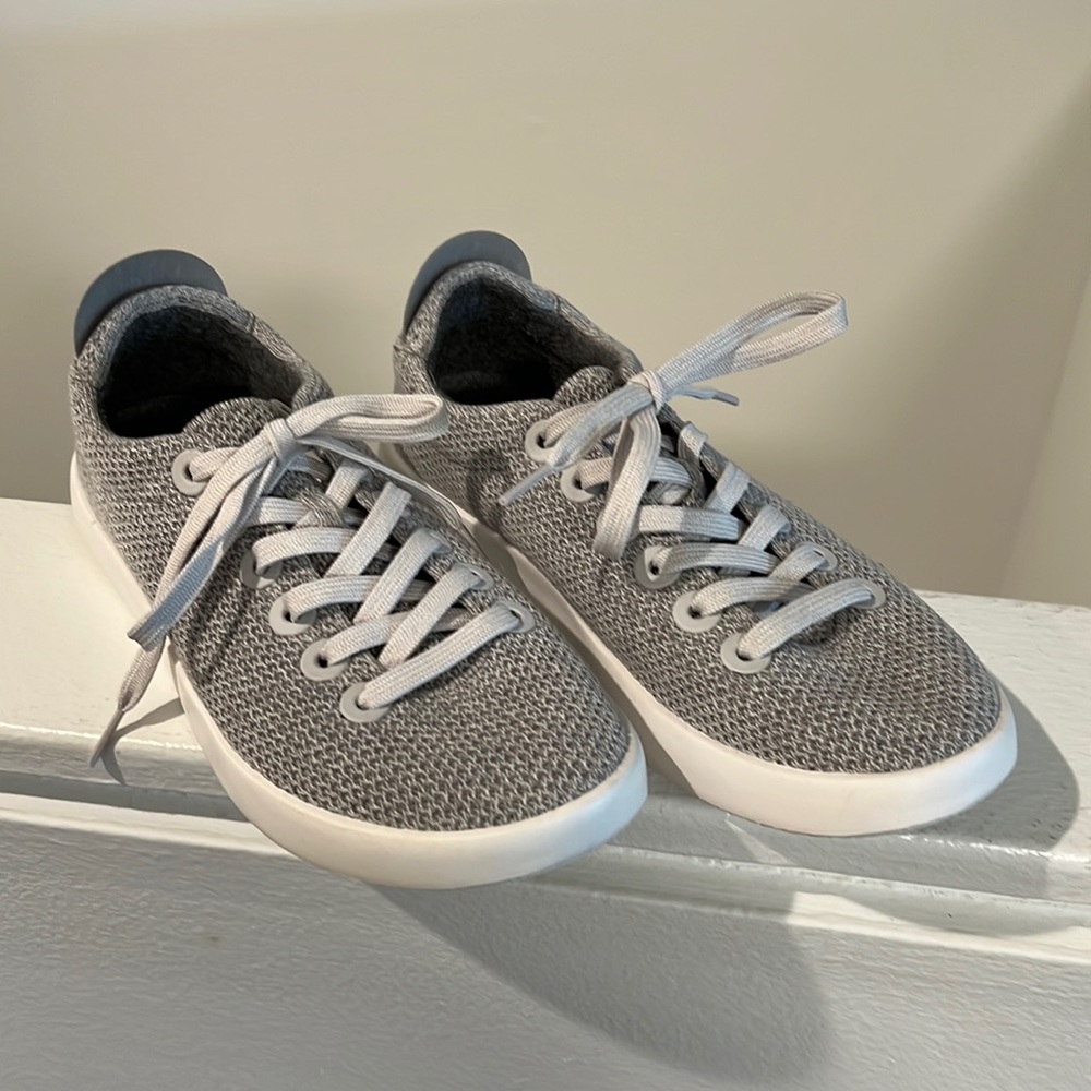 Almost new Women’s Allbirds tennis shoes (worn once). Gray and white. Make offer